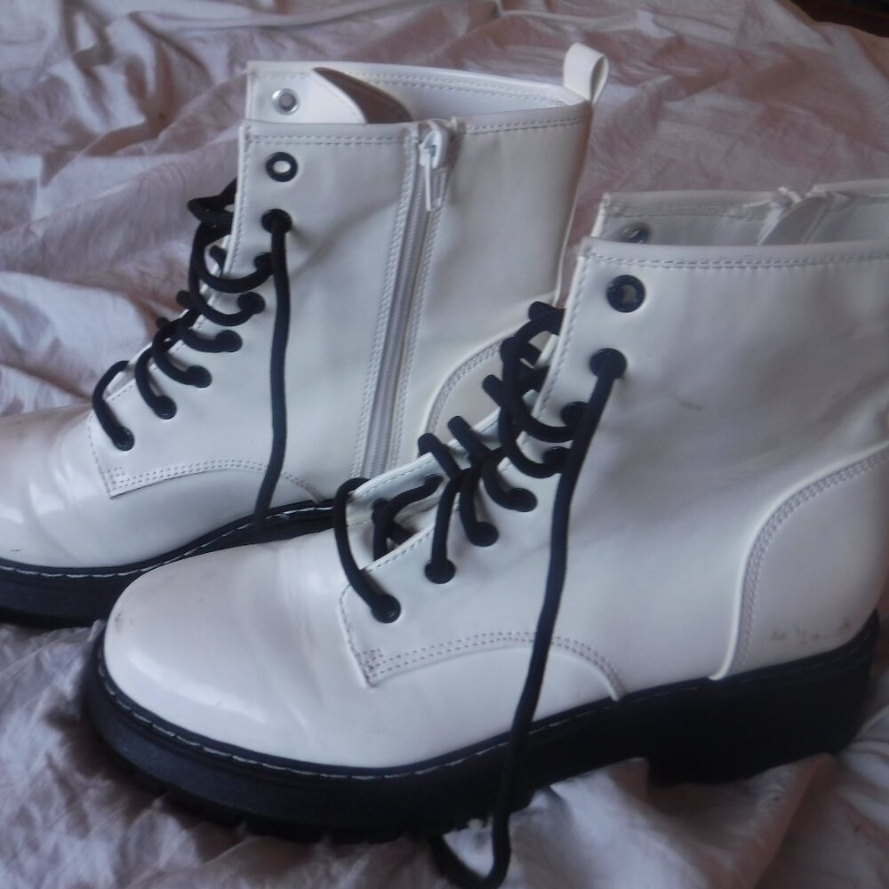 Madden NYC Platform Combat Boots Woman Sz 11 White LaceUp Punk Y2K Chunky Grunge